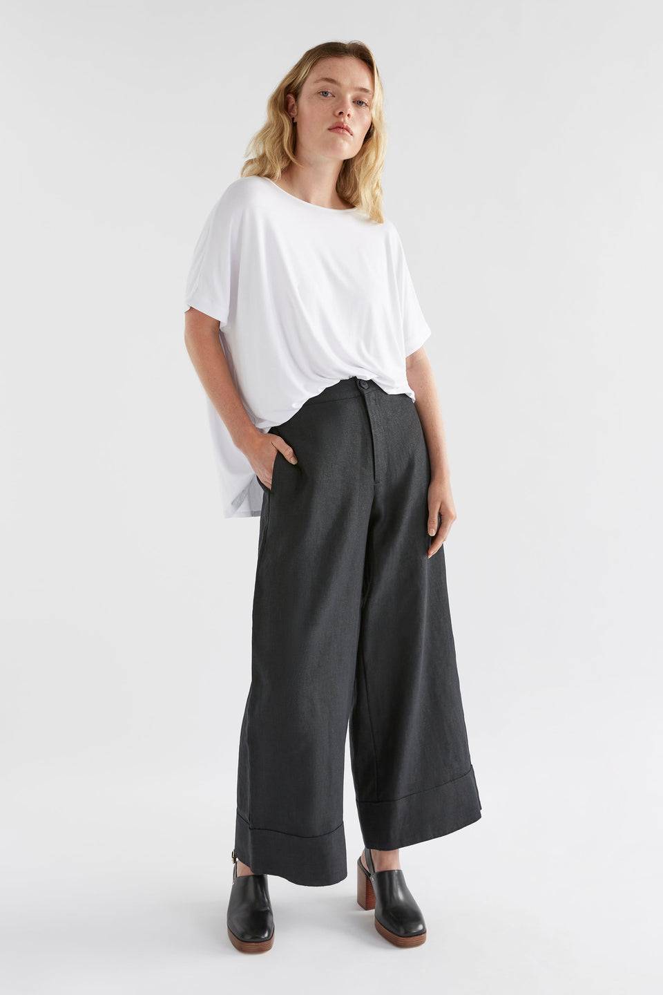 Telse Relaxed Stretch T-shirt Model Front Bella full body | WHITE