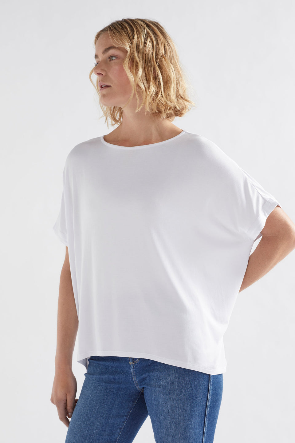 Telse Relaxed Stretch T-shirt Model Angled Front | WHITE