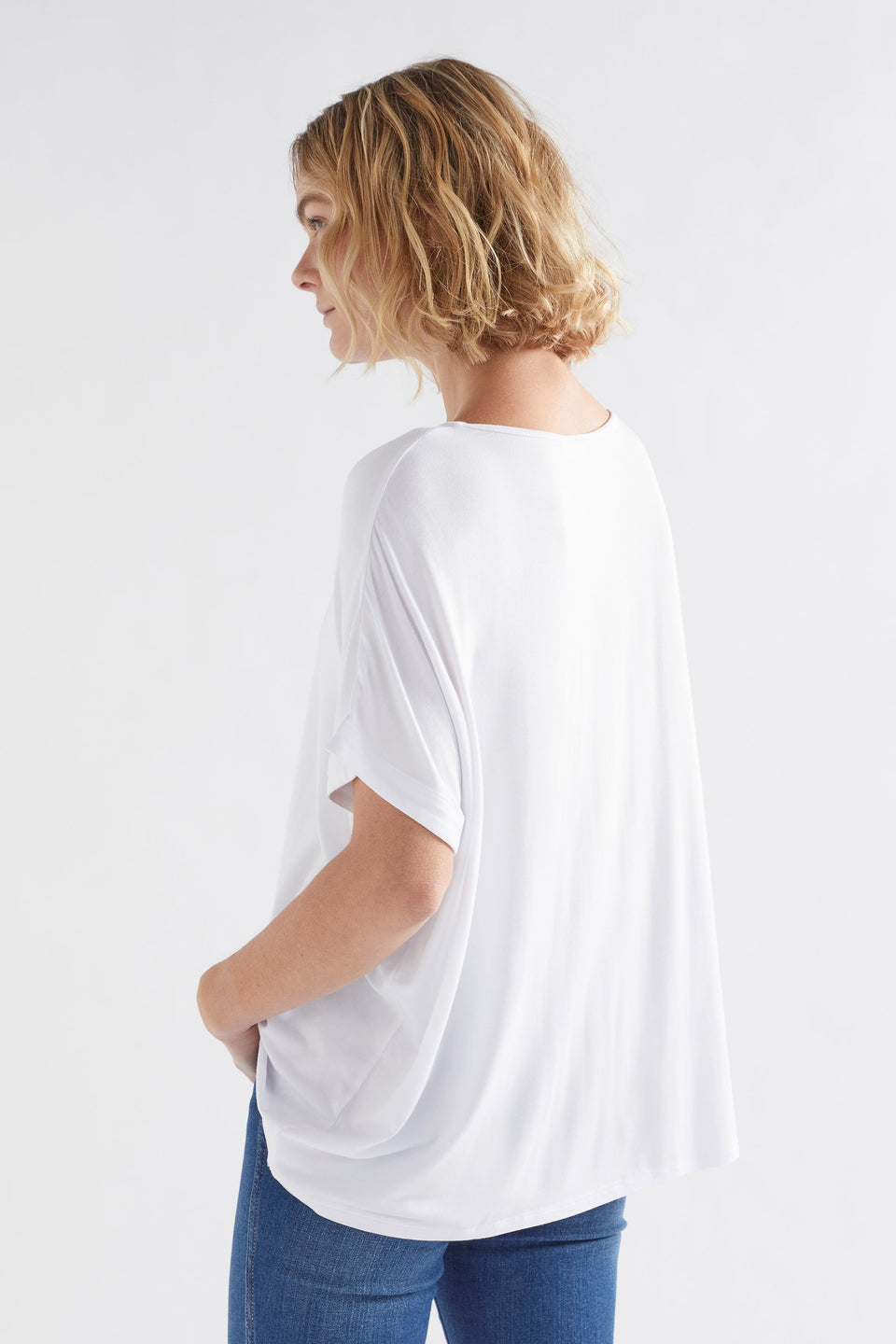 Telse Relaxed Stretch T-shirt Model Back | WHITE