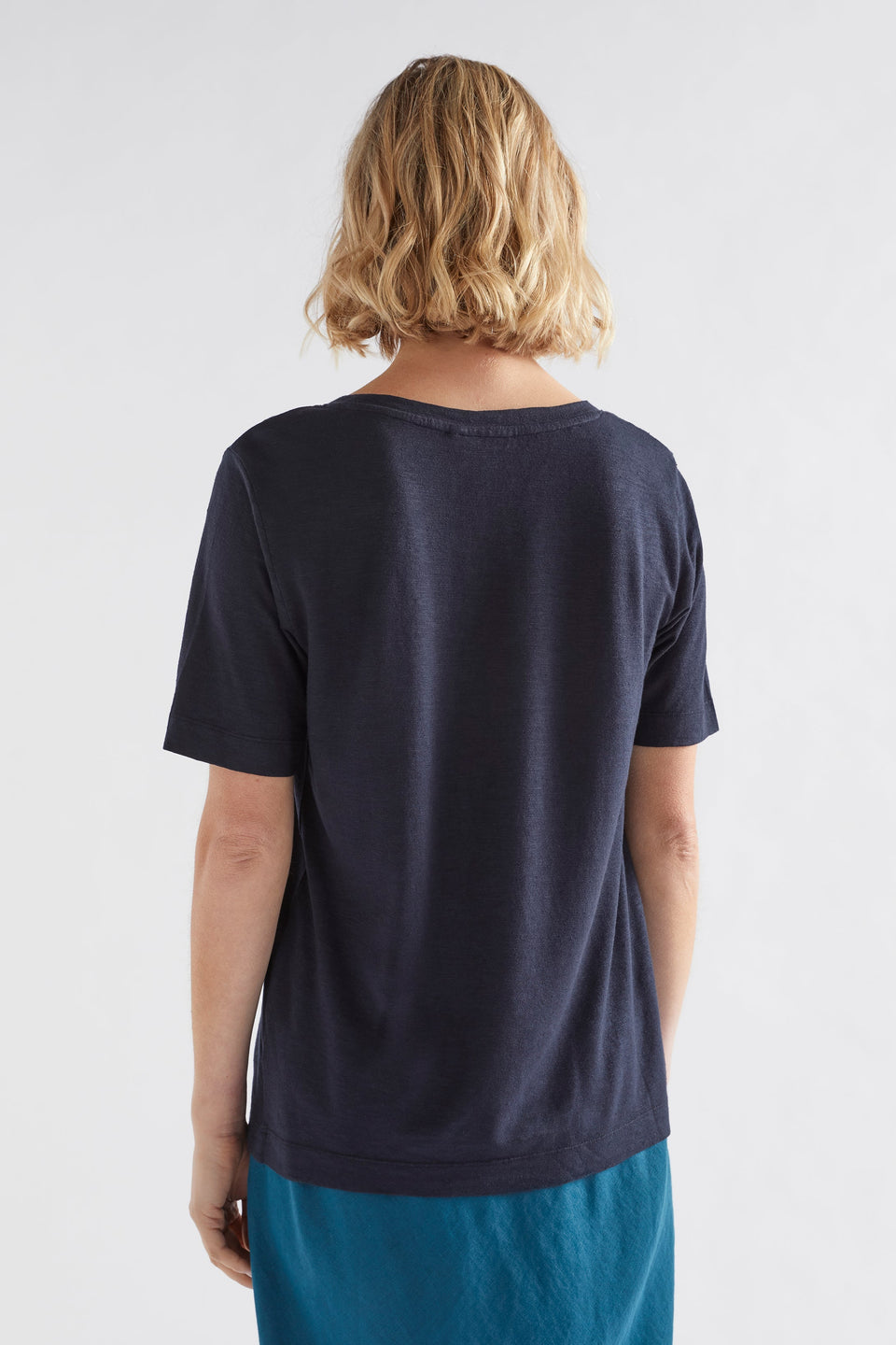 Skala Cotton-Hemp Scoop Neck Basic Tee Model Back | INK