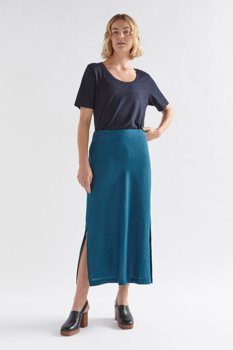 Skala Cotton-Hemp Scoop Neck Basic Tee Model Front full body | INK