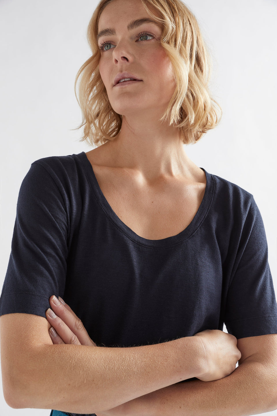 Skala Cotton-Hemp Scoop Neck Basic Tee Model Front detail | INK