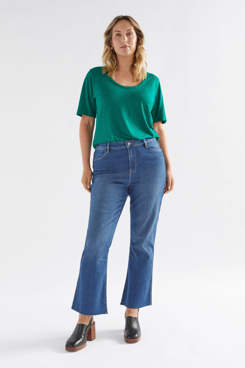 Skala Cotton-Hemp Scoop Neck Basic Tee plus Model Front full body | JEWEL GREEN