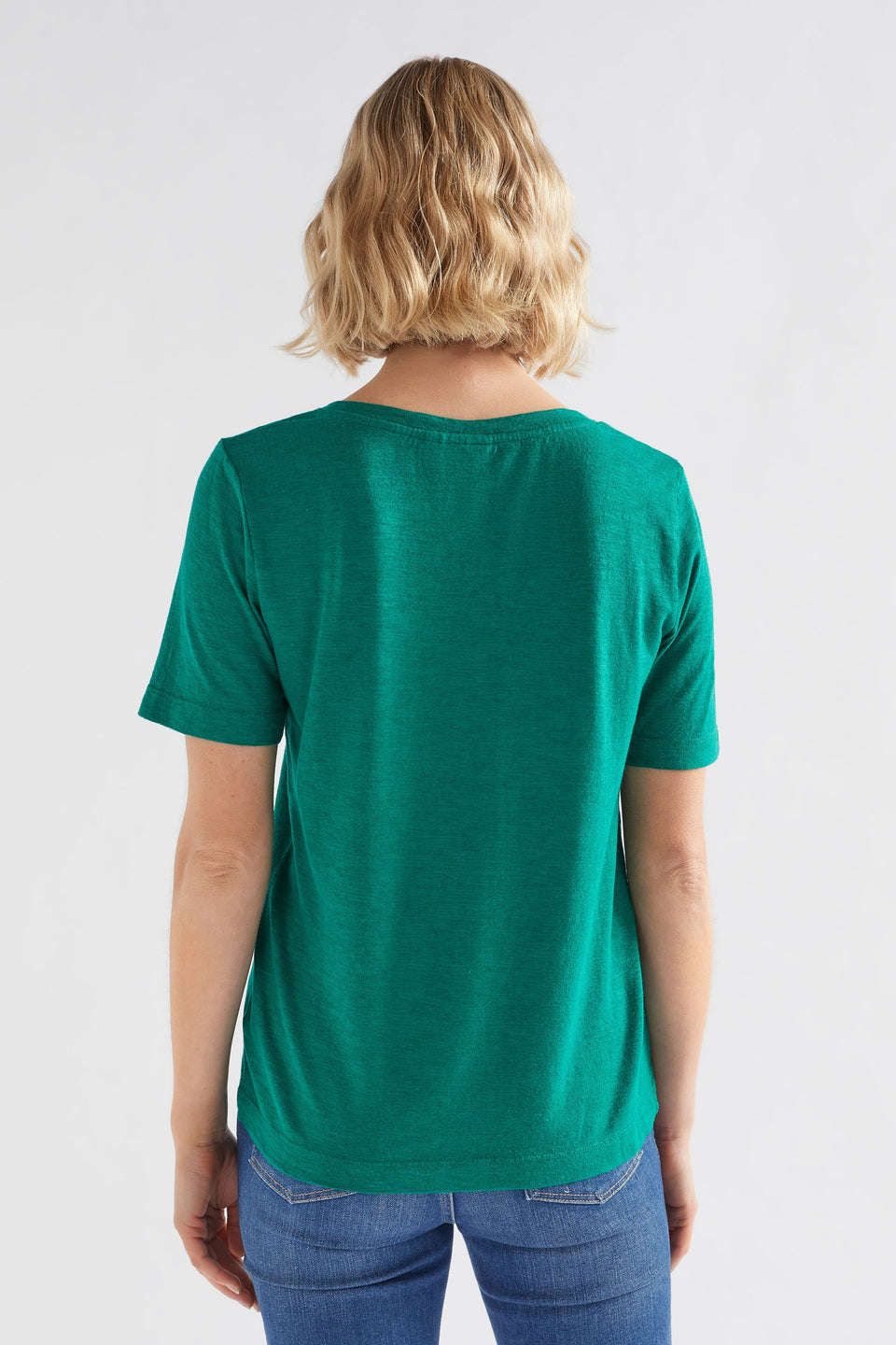 Skala Cotton-Hemp Scoop Neck Basic Tee Model Back | JEWEL GREEN