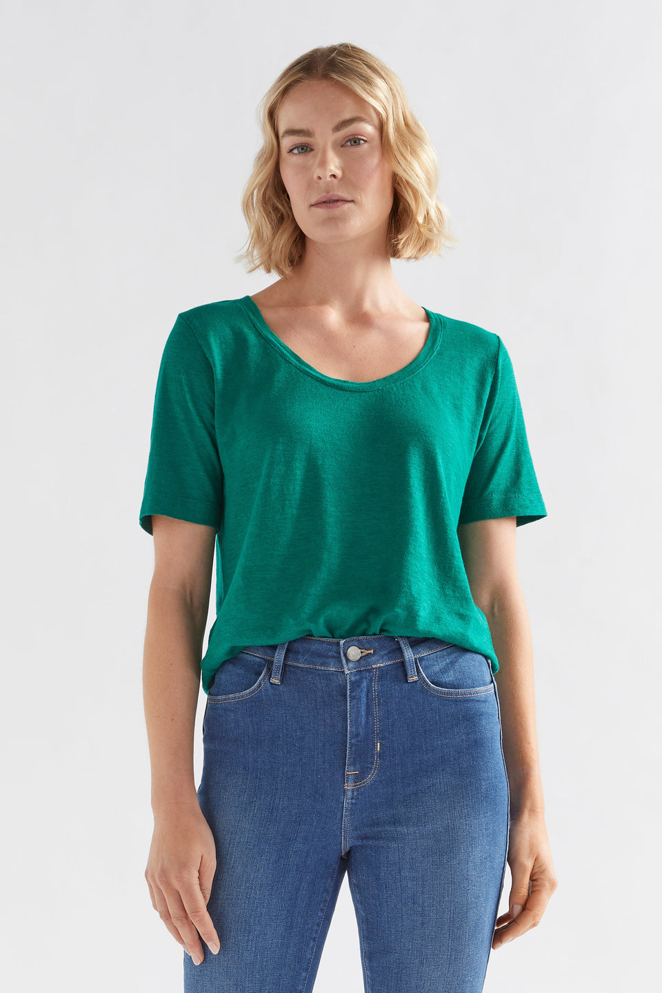 Skala Cotton-Hemp Scoop Neck Basic Tee Model Front | JEWEL GREEN