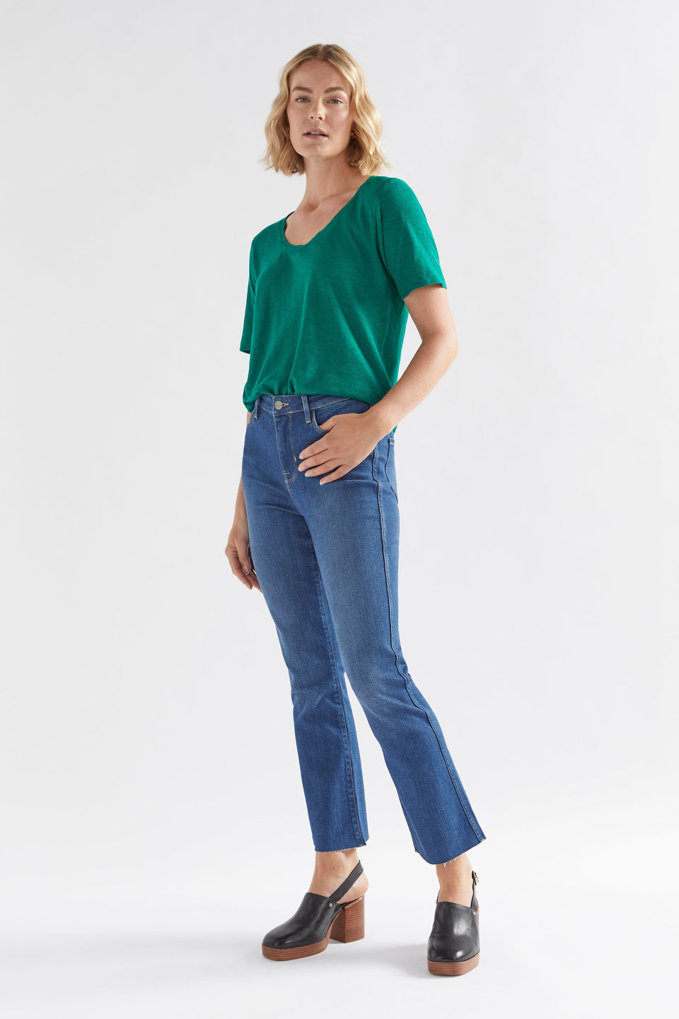 Skala Cotton-Hemp Scoop Neck Basic Tee Model Front full body | JEWEL GREEN
