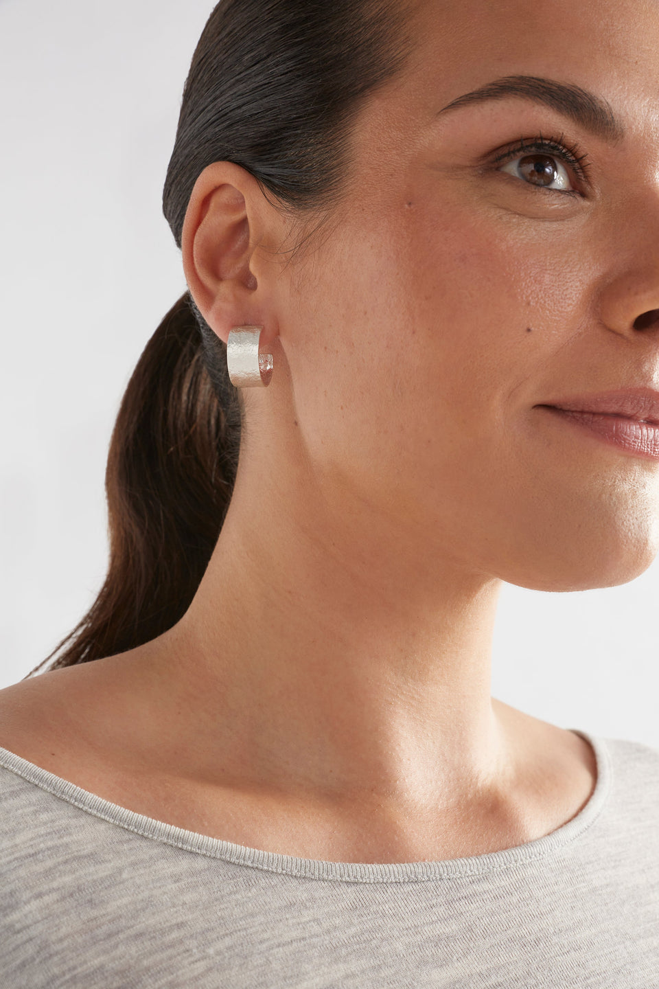 Gild Hammered Brass Hoop Earring Model | SILVER