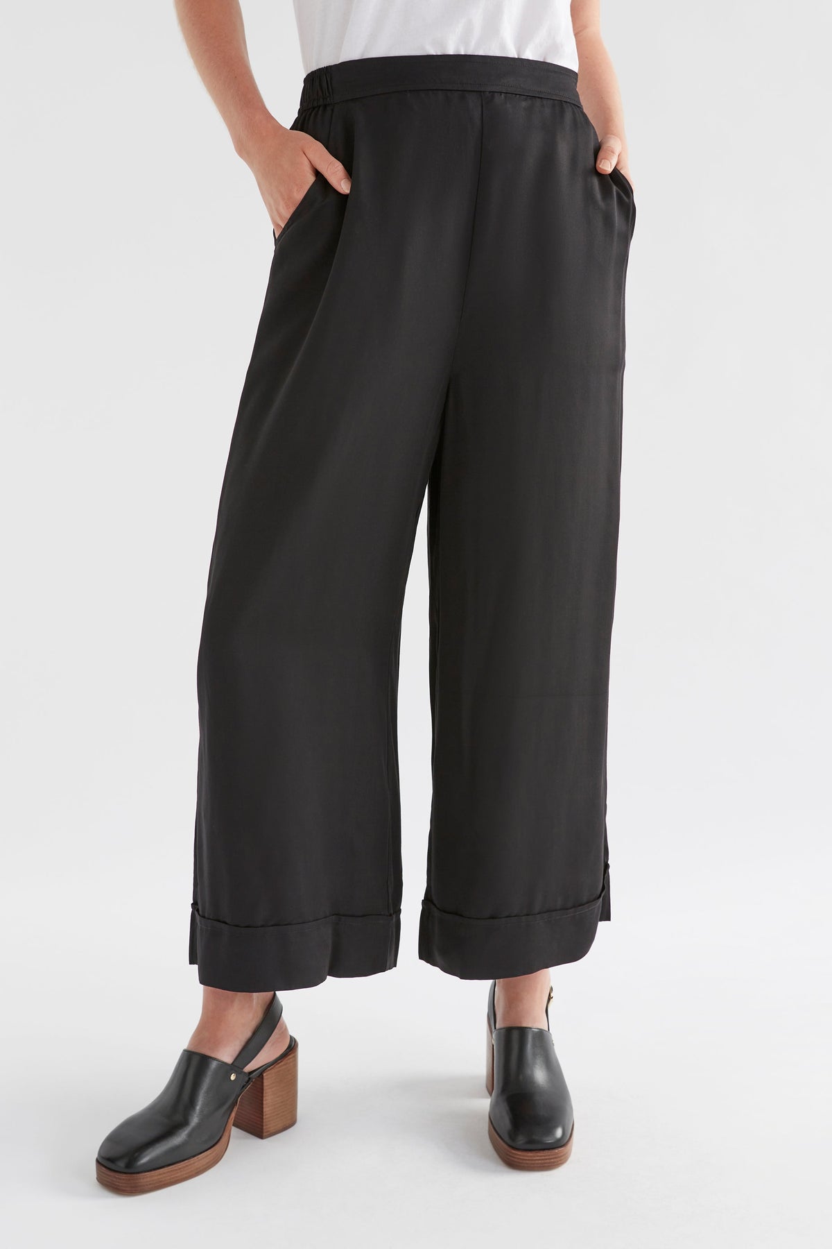 Cropped Wide Leg Culotte Model Front crop Onda | BLACK