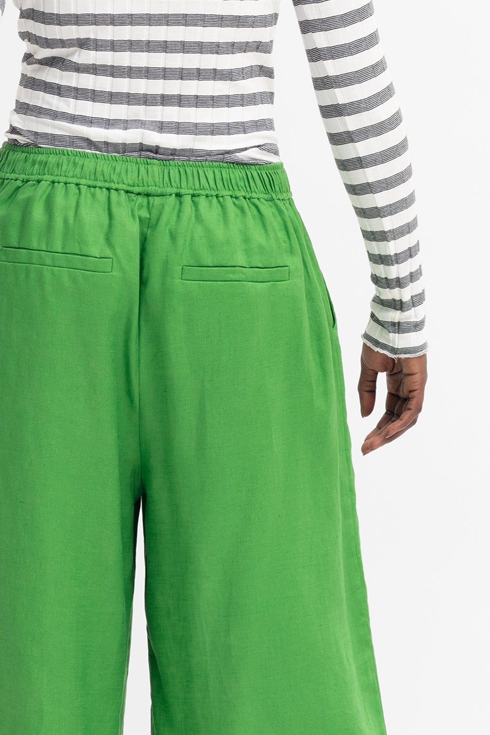 Vassa Wide Leg Linen Culotte Model Back Detail | ALOE GREEN