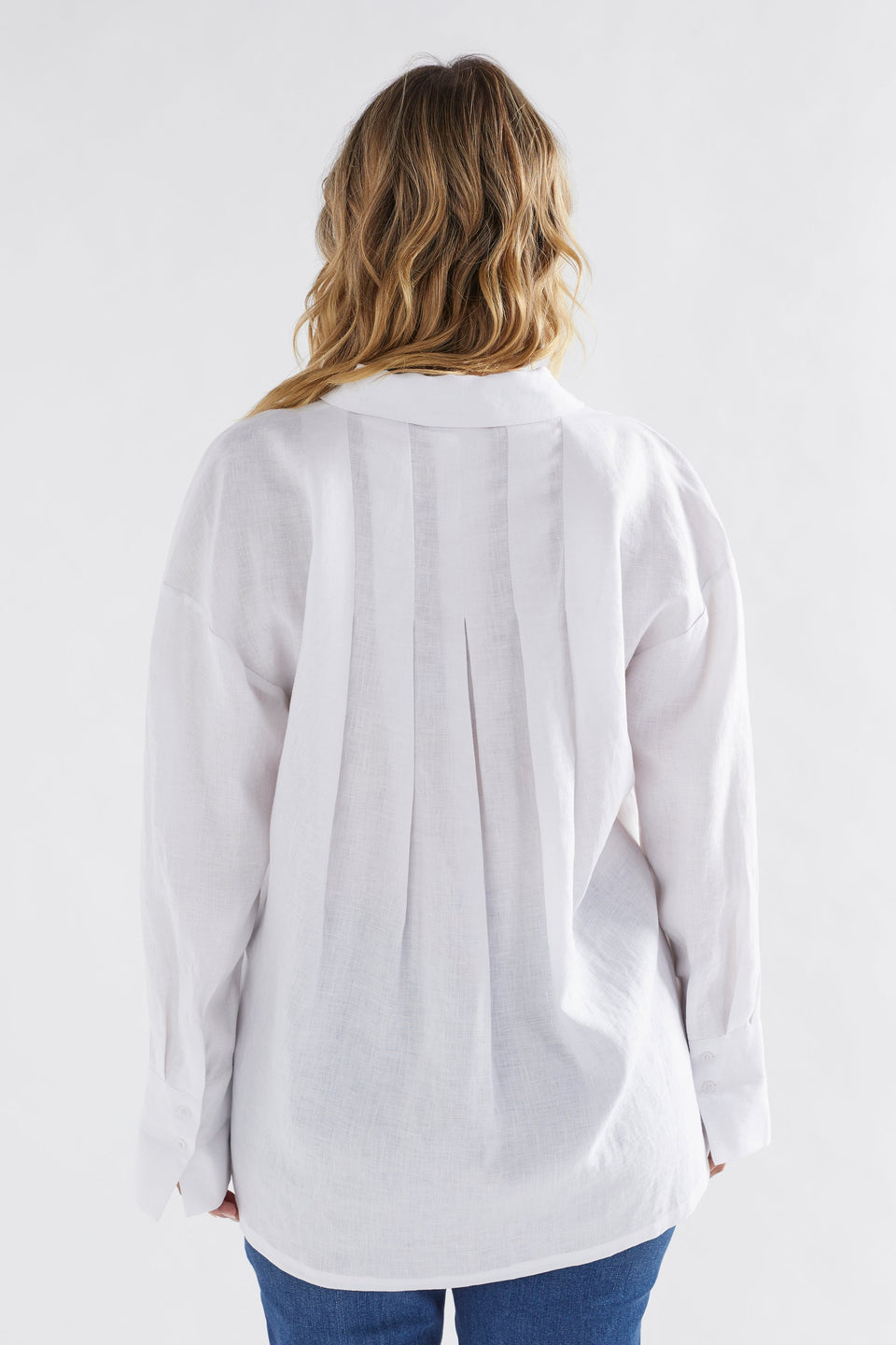 Stilla Linen Shirt with High-Low Hem and Back Pleat Detail Model Back | WHITE