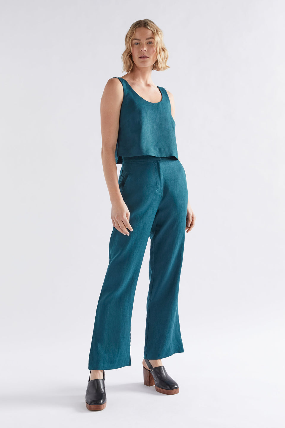 Strom Cropped Linen Tank Model Front Full Body | PEACOCK