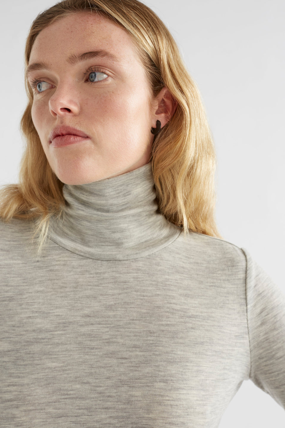 Merino Lightweight Long Sleeve Skivvy Model Front Detail | GREY