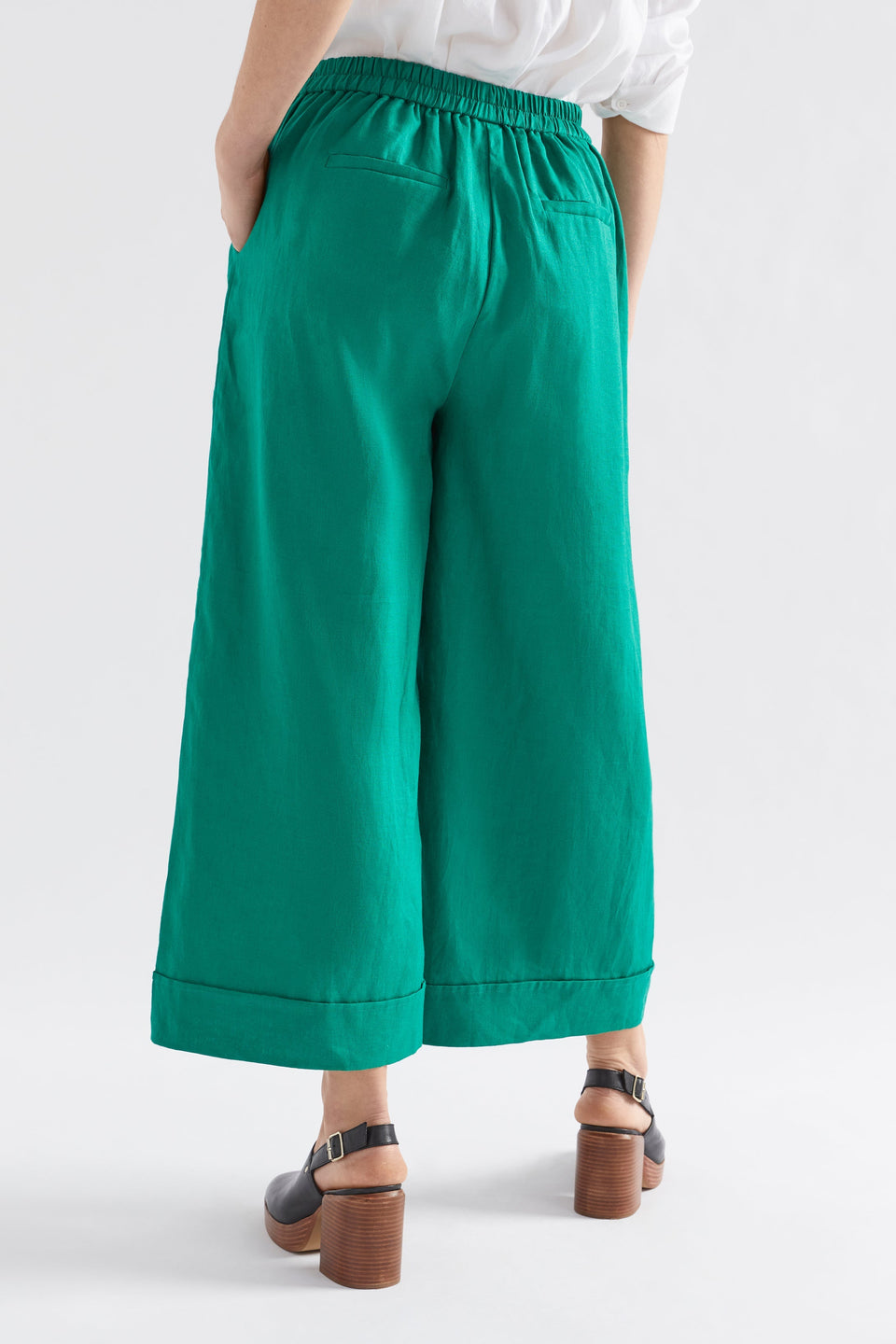 Vassa Wide Leg Linen Culotte Model Back | JEWEL GREEN