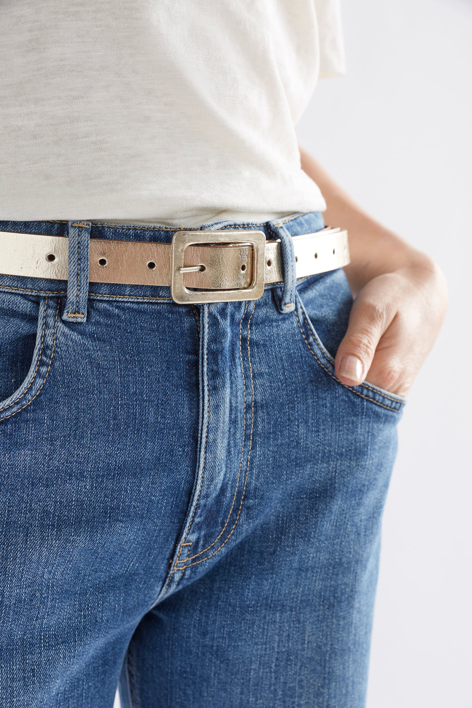 Metti Metallic Leather Belt Model Detail | GOLD