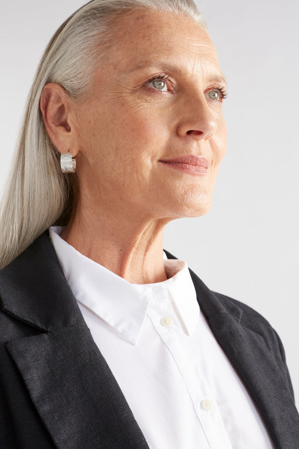 Gild Hammered Brass Hoop Earring Model Penny | SILVER