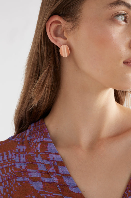 Kave Concave Oval Stud Earring Model Detail | ROSE GOLD