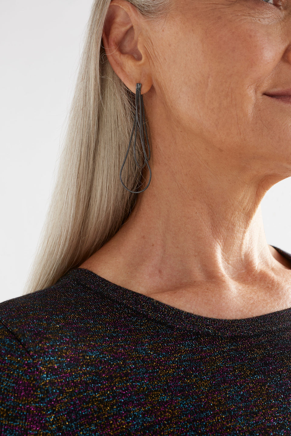 Lans Minimalistic Chain Drop Earring Model Detail | GUNMETAL