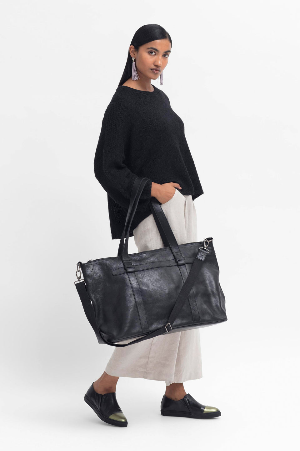 Mand Leather Overnight Bag Front Model | Black