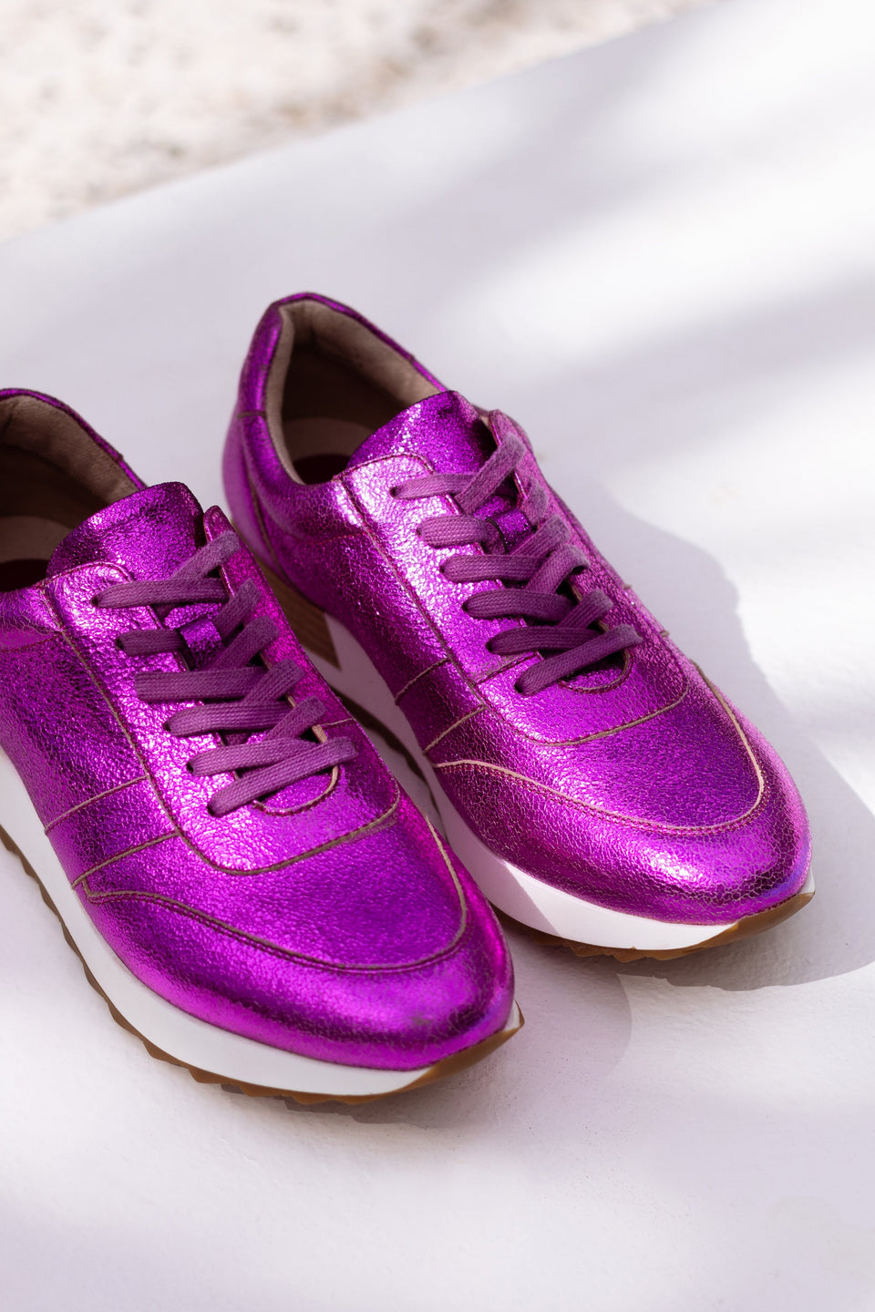 Beate Metallic Trainer Studio close up | FUCHSIA