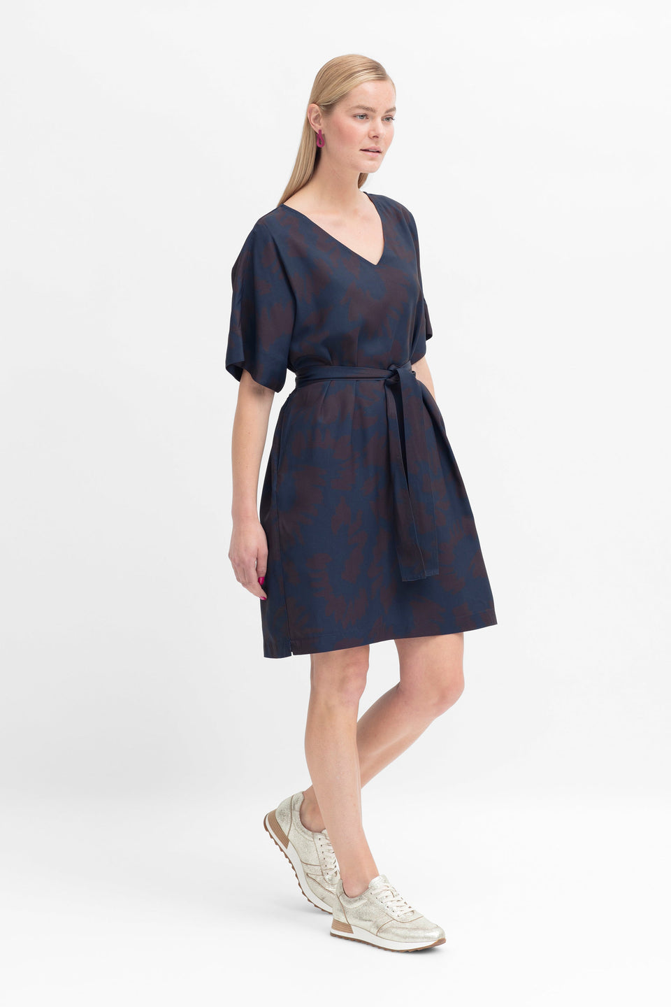 Beate Metallic Trainer Model Side | SILVER