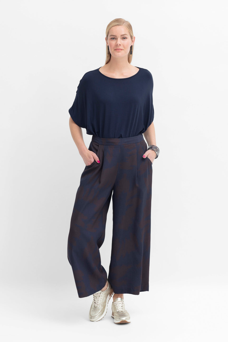 Beate Metallic Trainer Model Front | SILVER