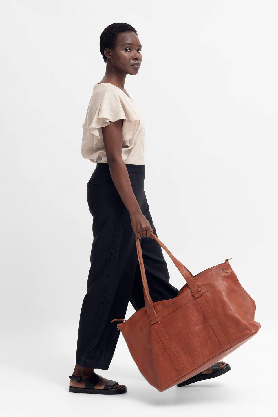 Mand Leather Overnight Bag Front Model | Tan