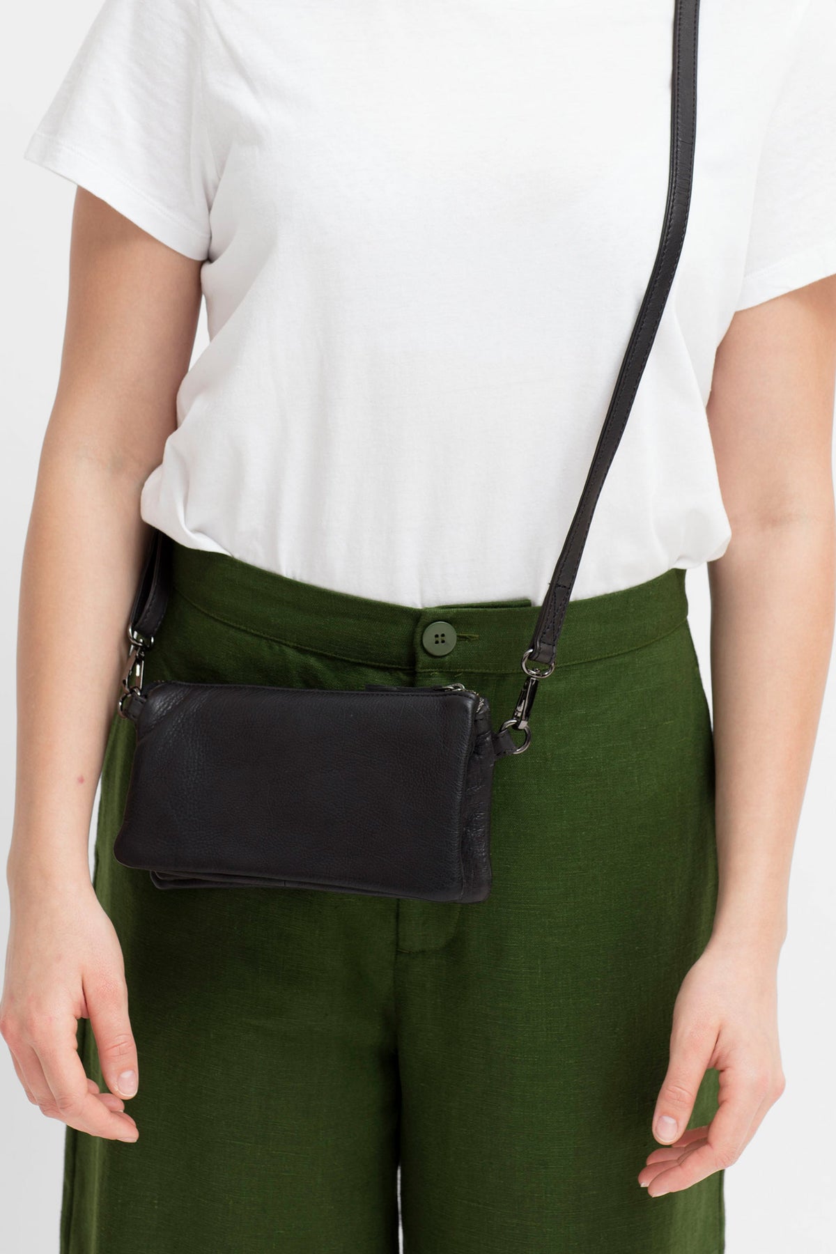 Triple City Leather Cross Body Bag Front close | Black