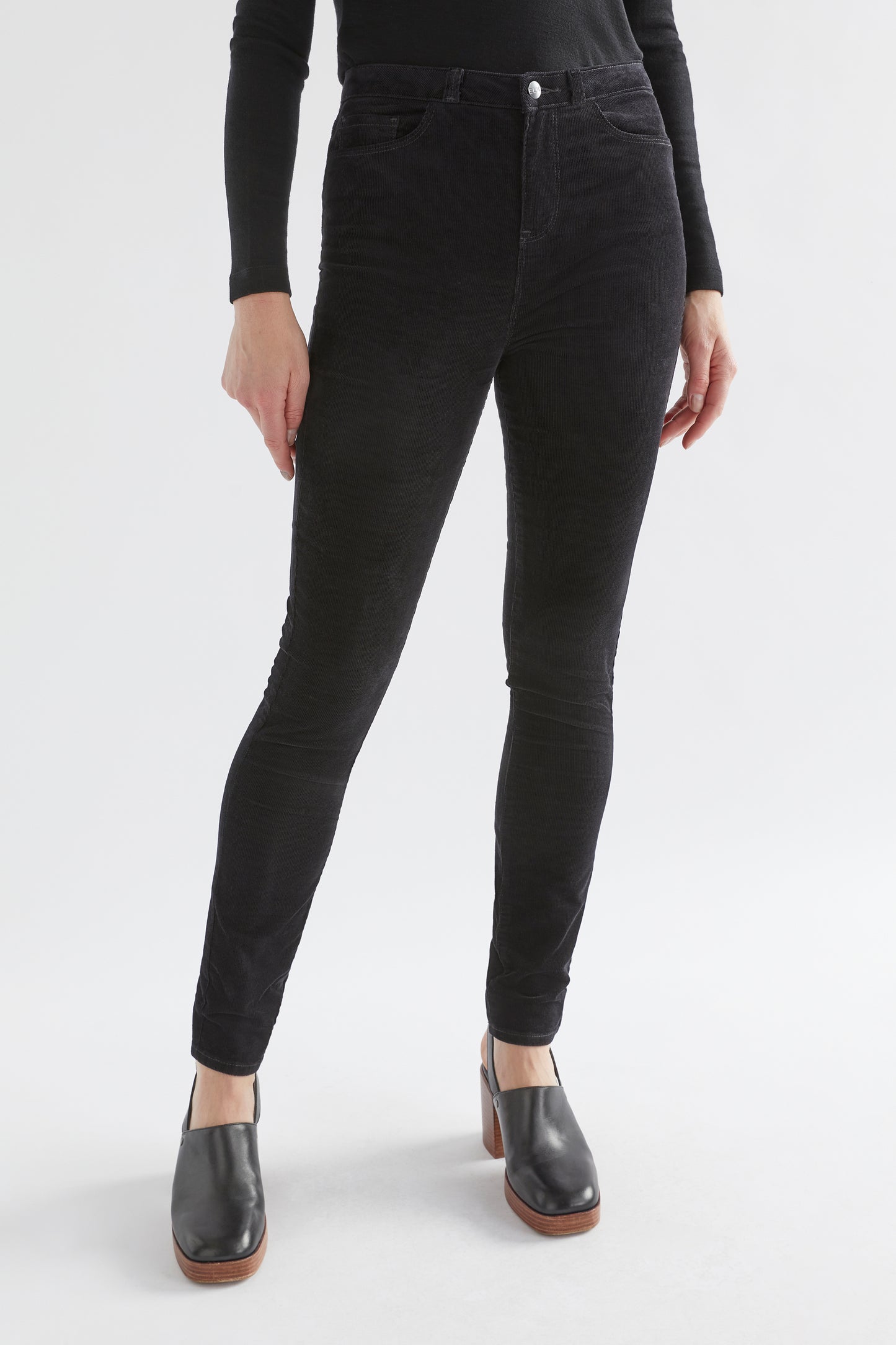 Vand Cord Skinny Jean Model Crop Front BLACK