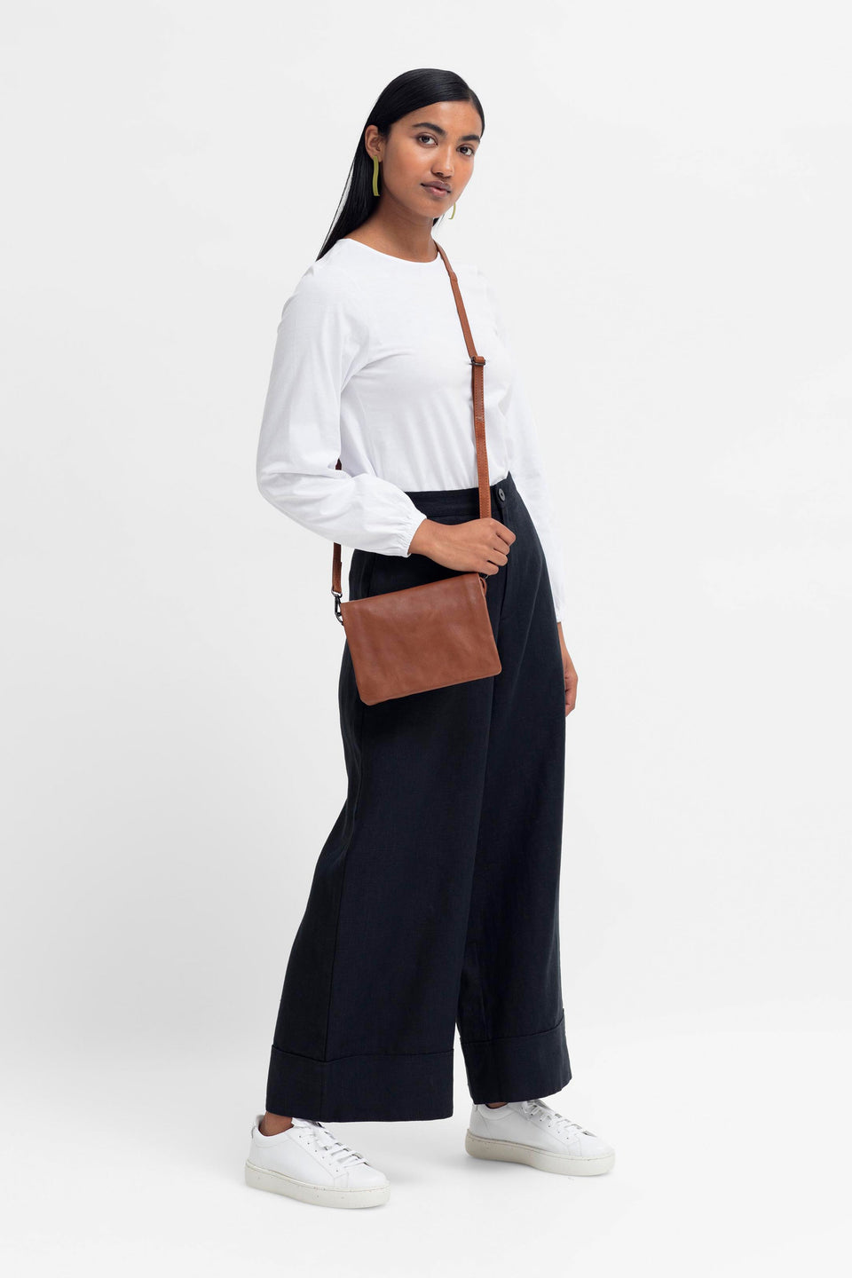 Innset Small Bag Model Front | Tan