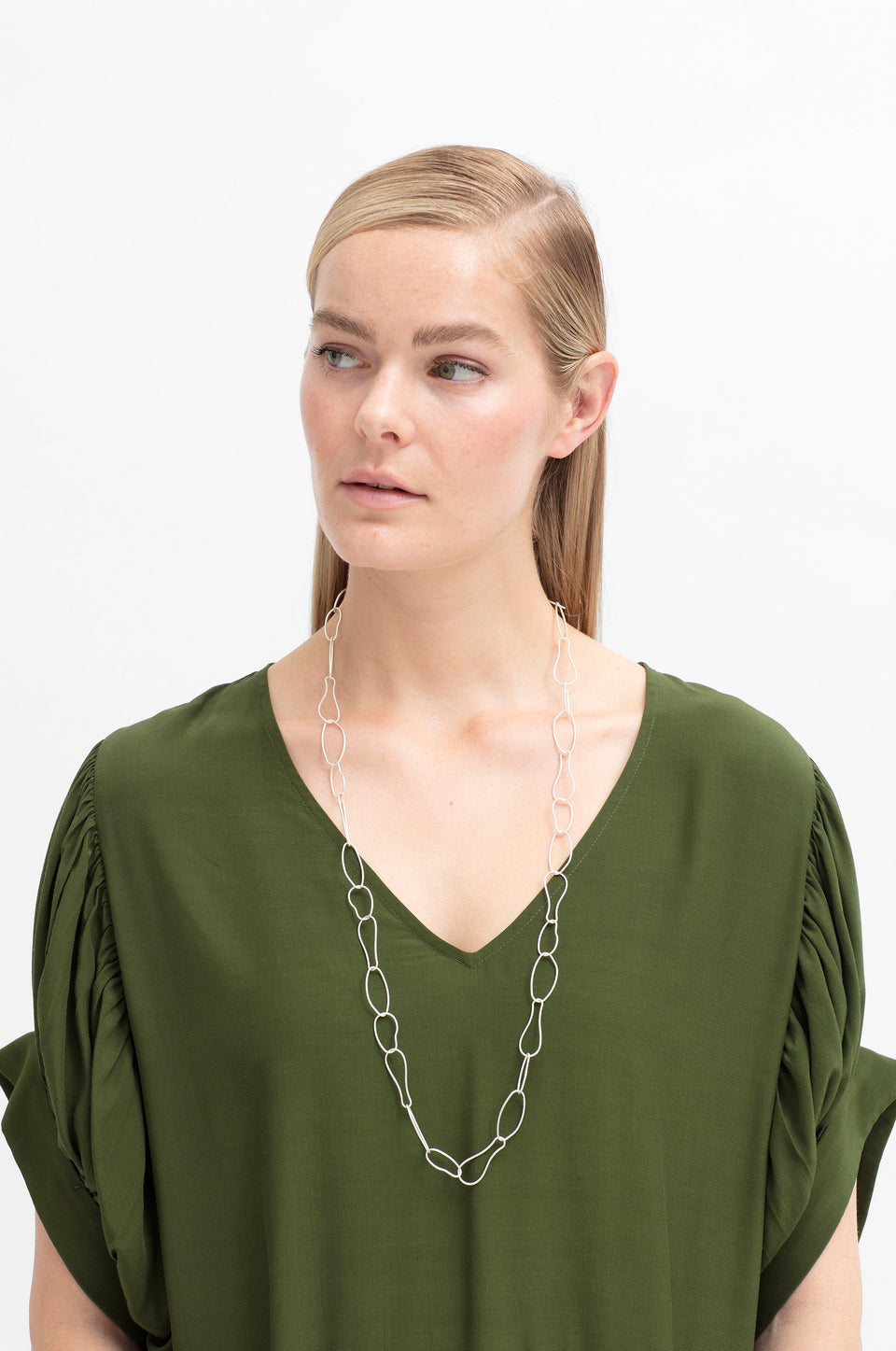 Niika Fine Organic Shaped Chain Coated Metal Necklace Model | SILVER