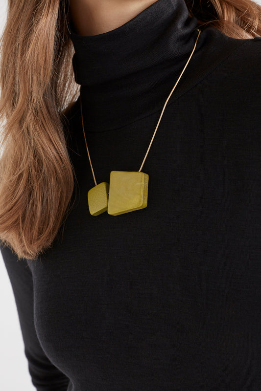 Staun Wooden Pendant Chain Necklace Model Detail | LIME