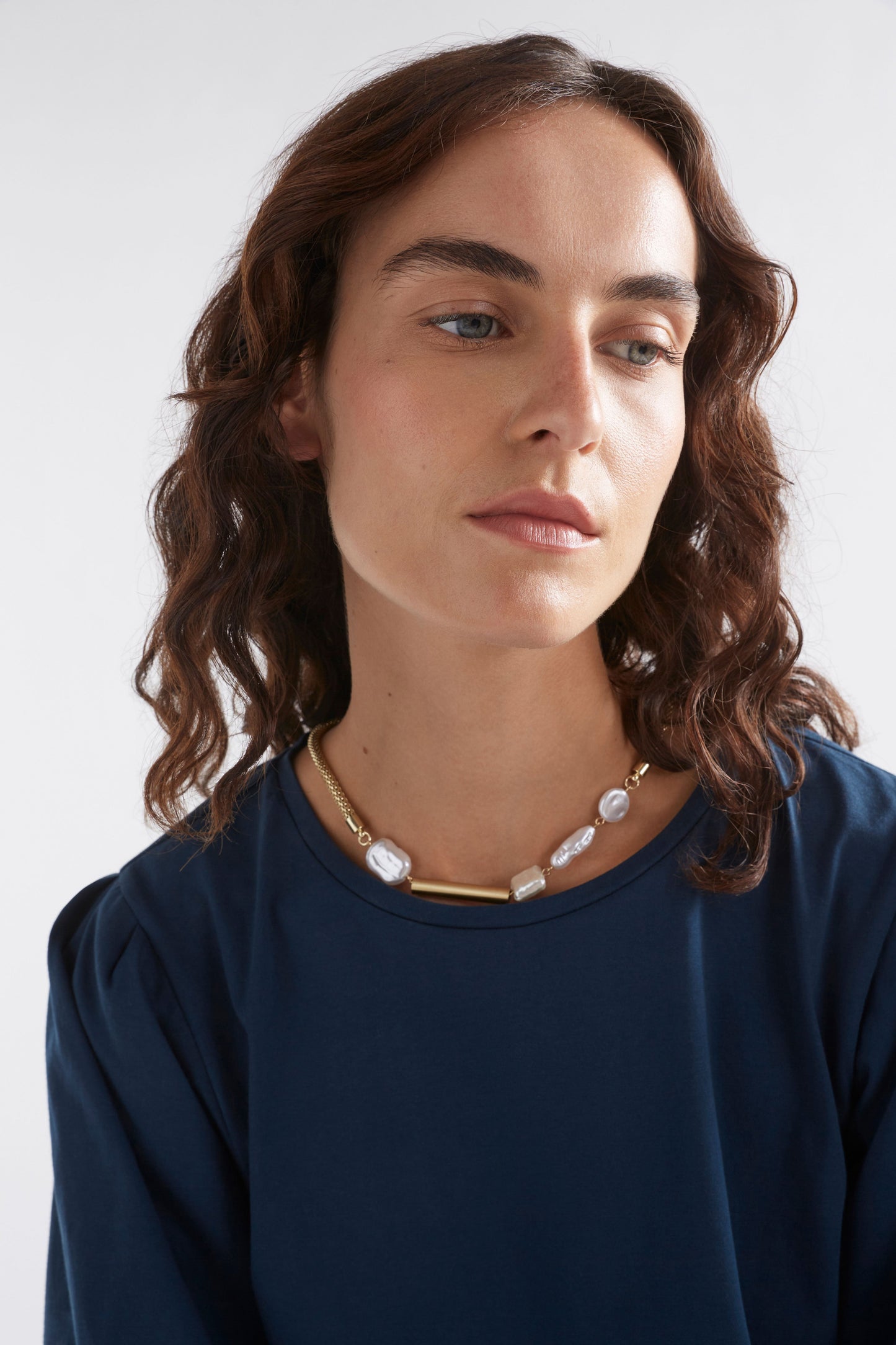 Lang Asymetric Gold and Pearl Statement Necklace Model | GOLD