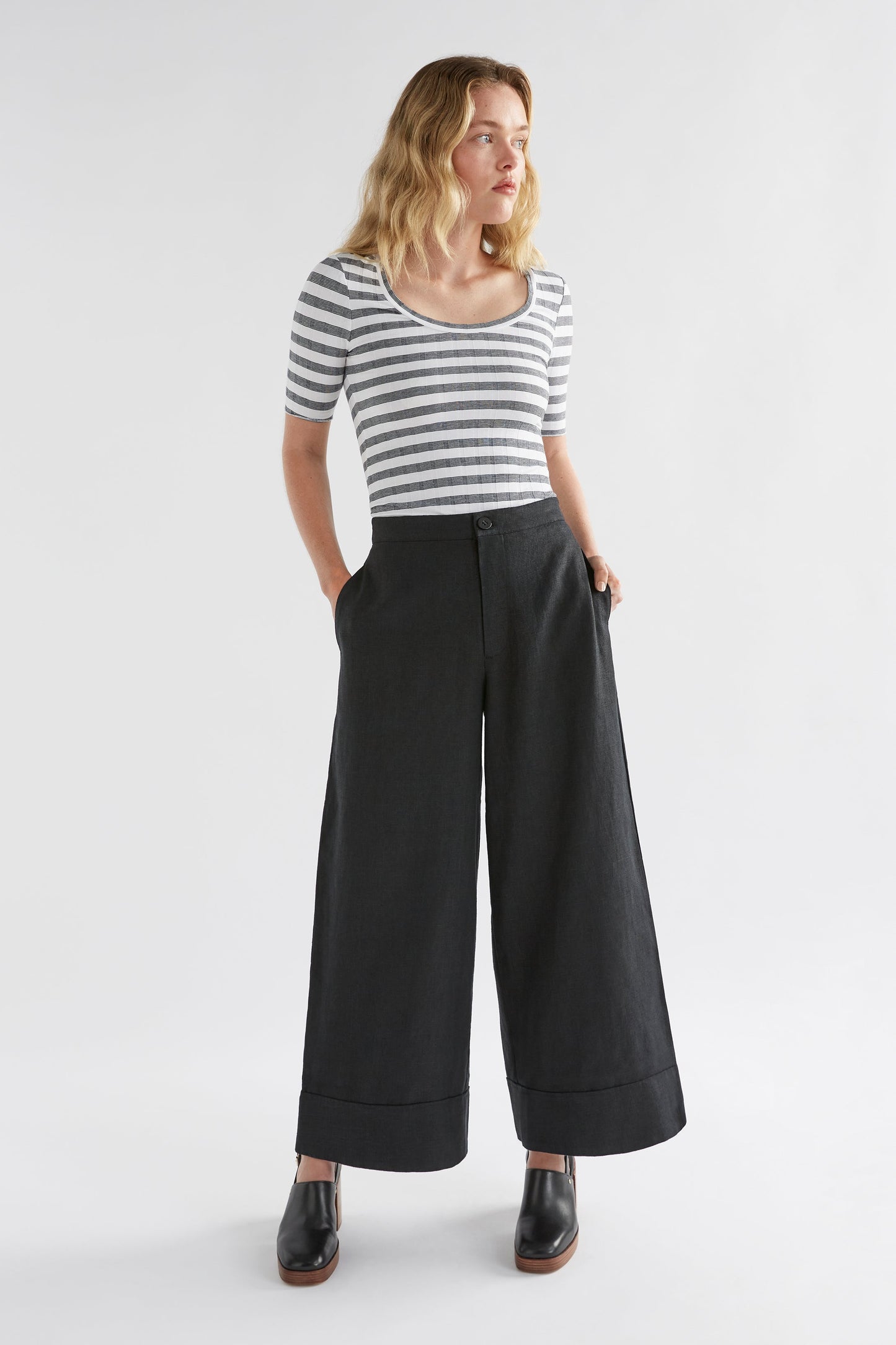 Anneli Linen Pant Model Front Bella | BLACK
