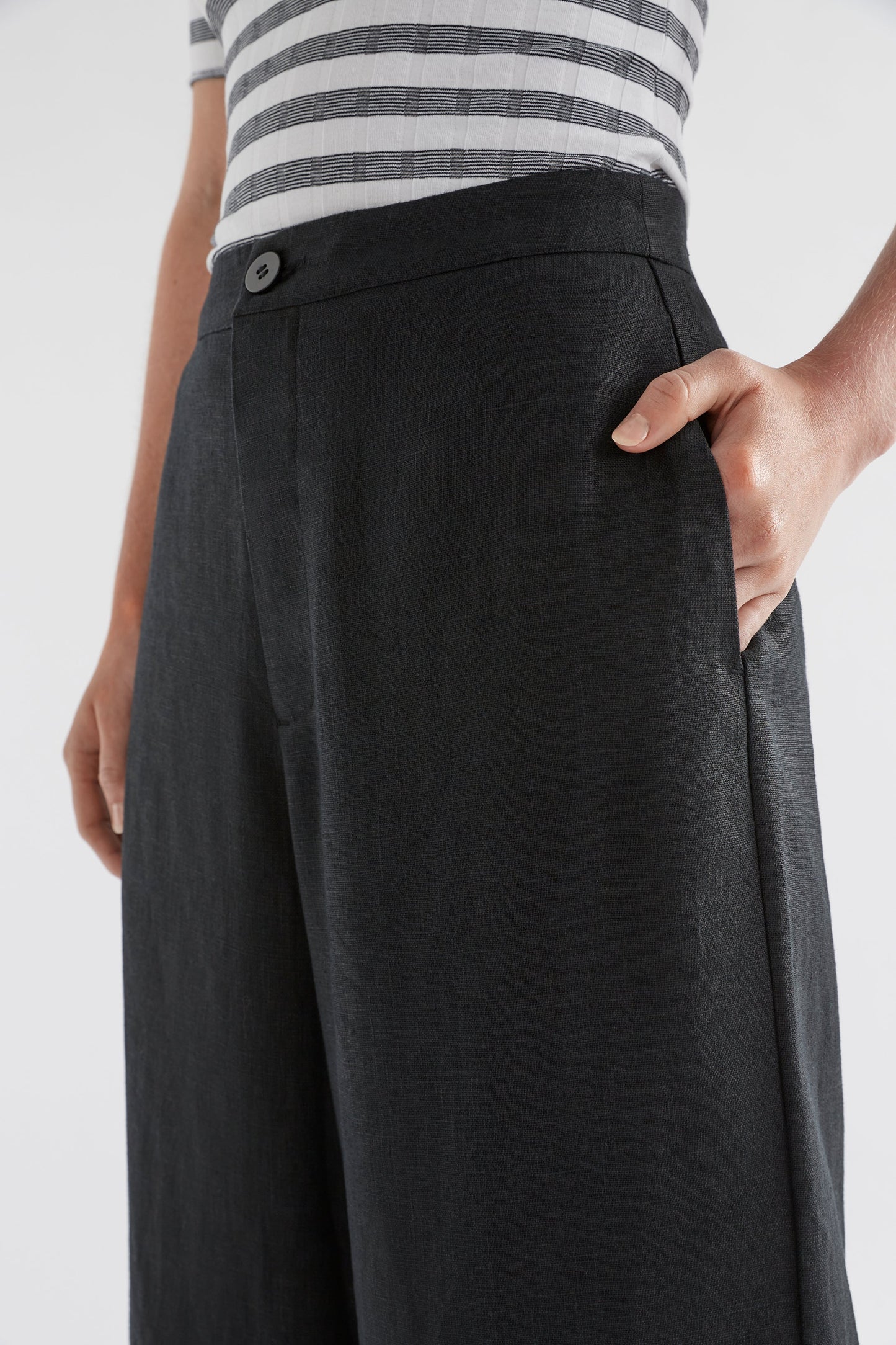 Anneli Linen Pant Model Detail Bella | BLACK