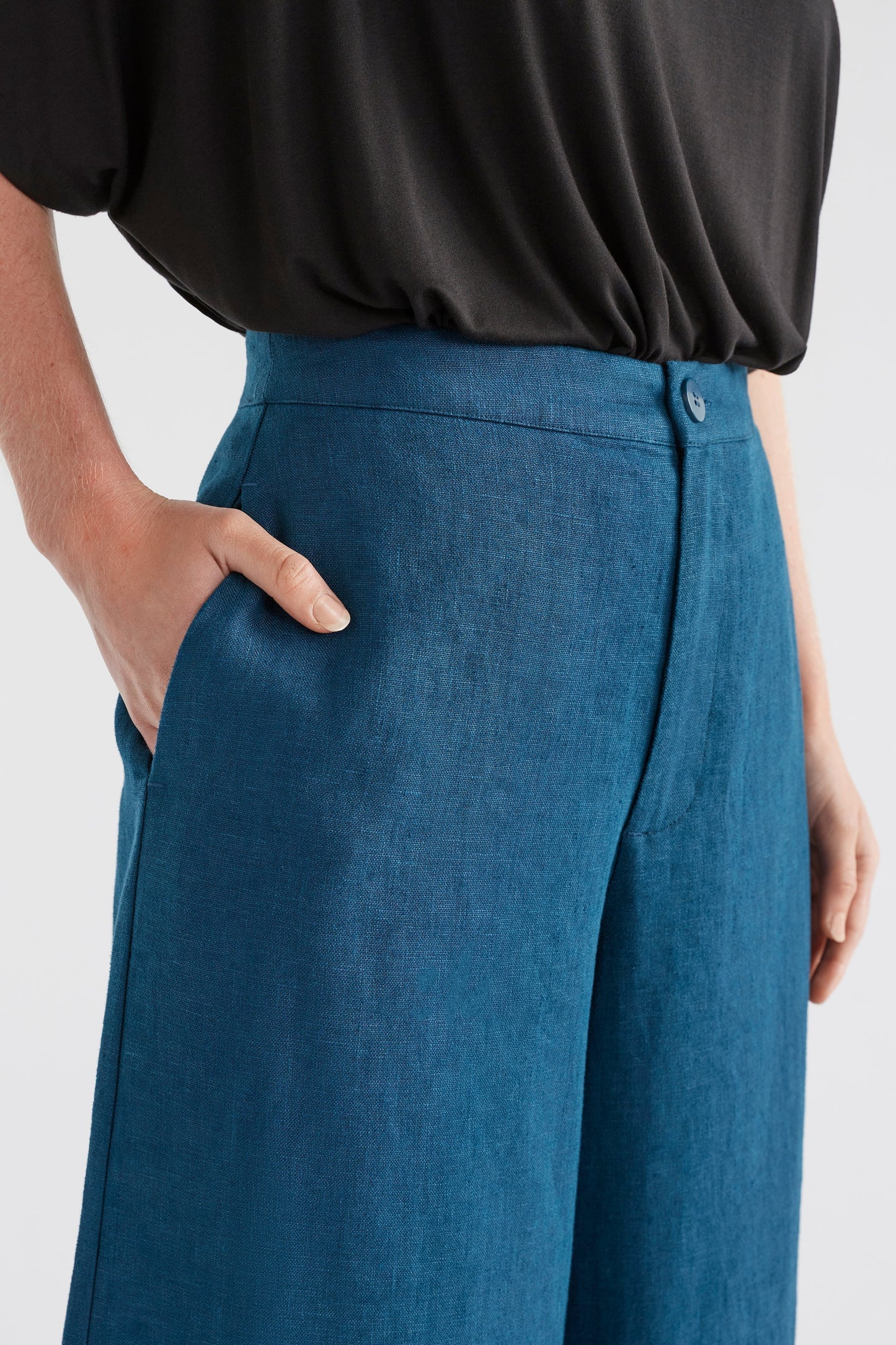 Anneli Linen Pant Model Front detail | JASPER