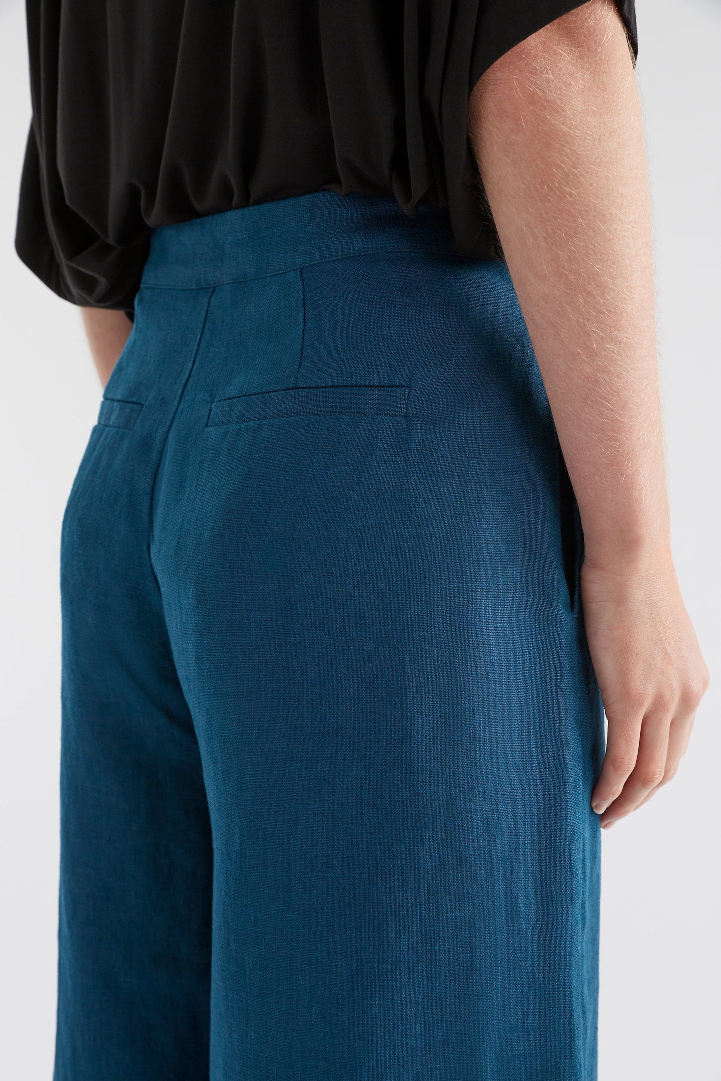 Anneli Linen Pant Model Back Detail | JASPER