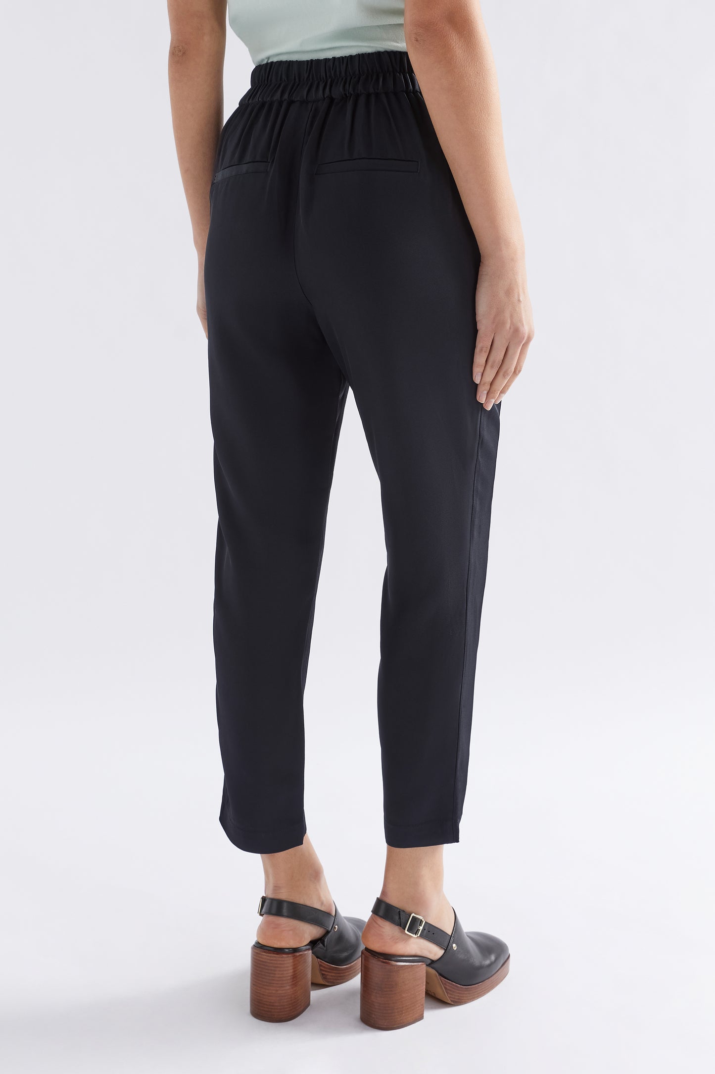 Tailored Kiiltava Pants Model Back | BLACK