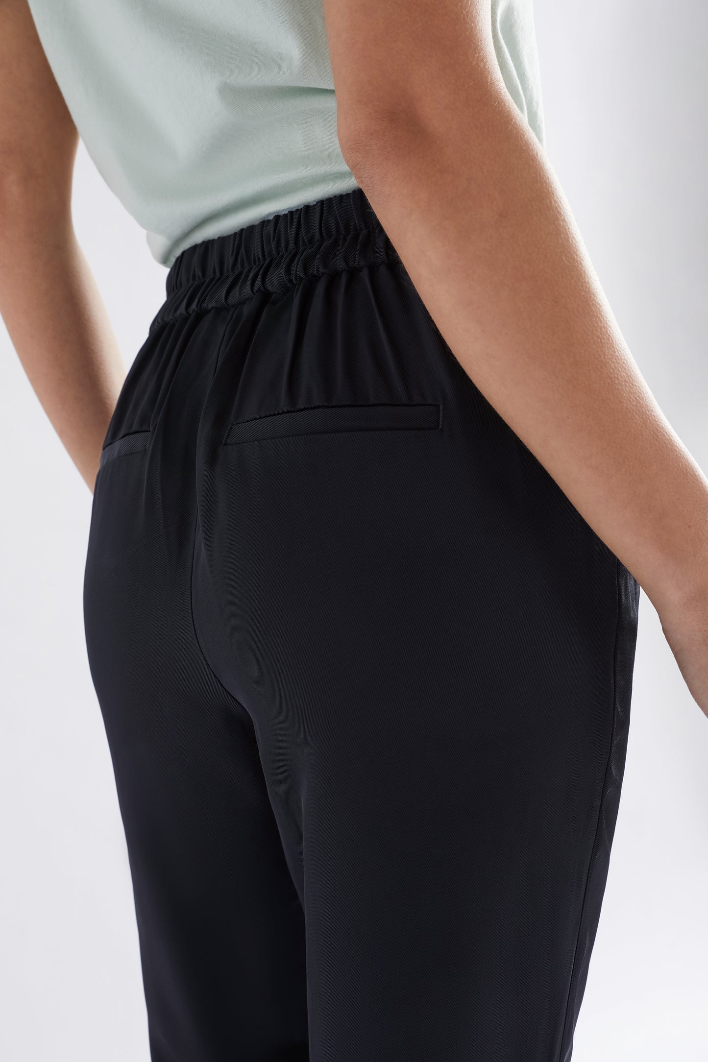 Tailored Kiiltava Pants Model Back Detail | BLACK