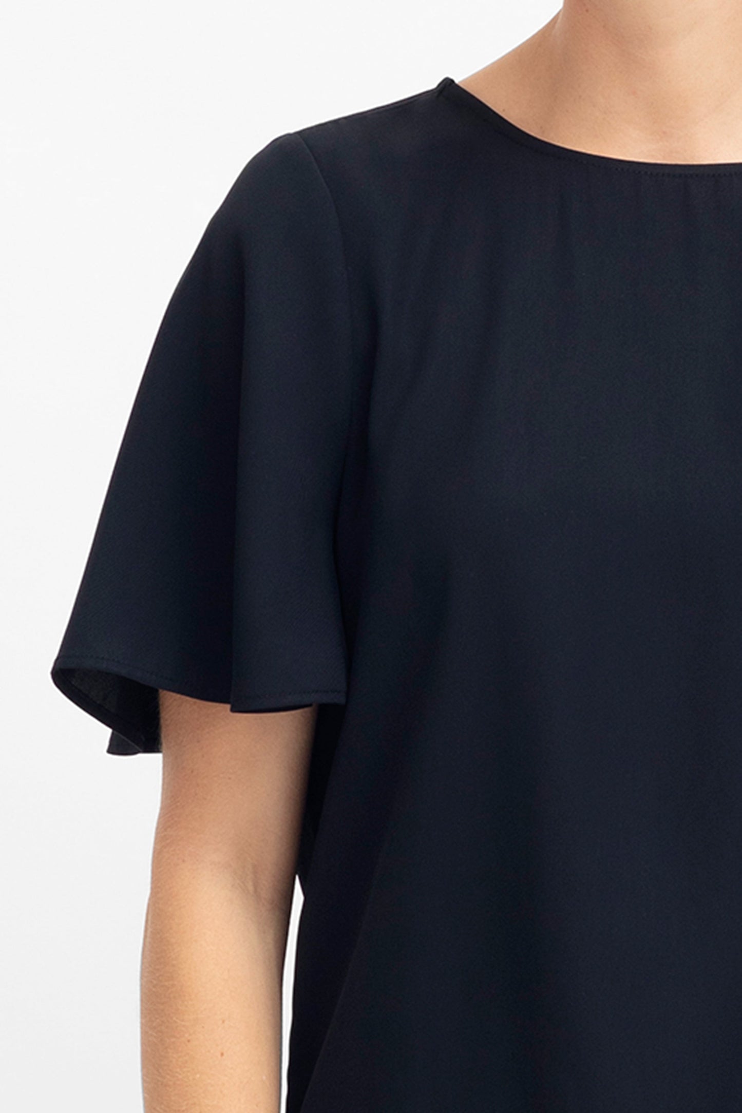 Deili Flutter Sleeve A-line Bold Print Top Model Detail | BLACK