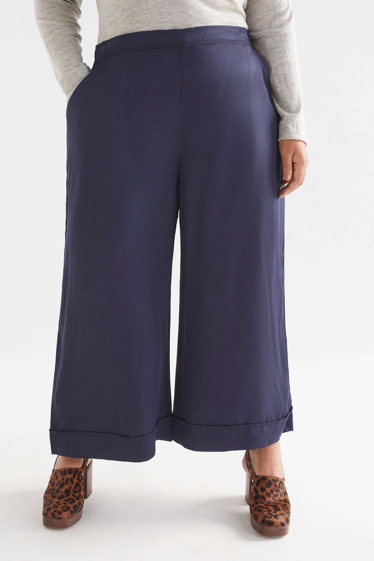 Cropped Wide Leg Culotte Model Front Curve Crop | MOONLIGHT