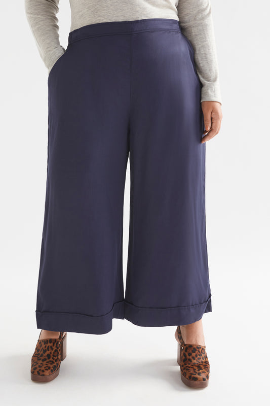 Cropped Wide Leg Culotte Model Front Curve Crop | MOONLIGHT