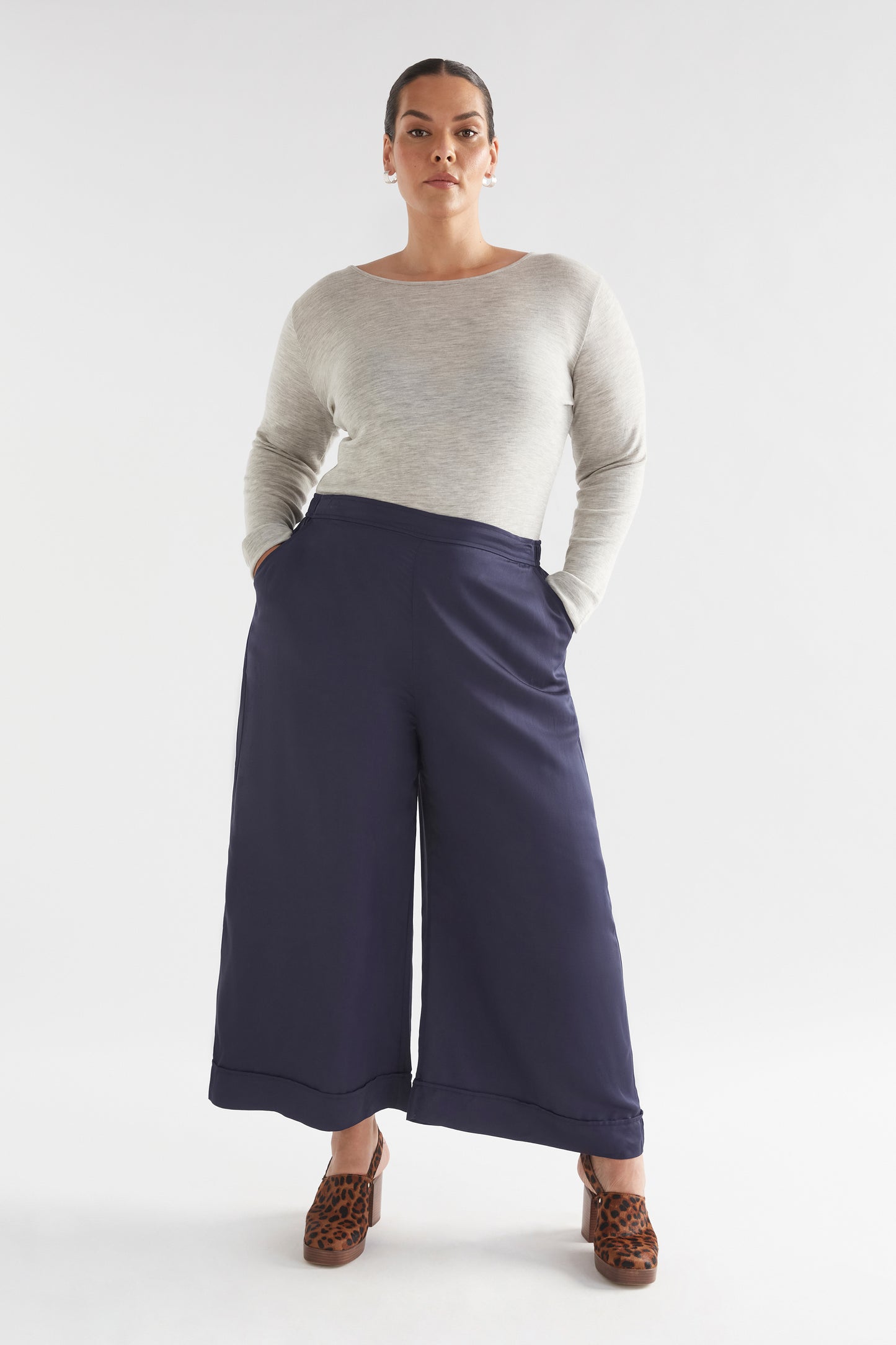 Cropped Wide Leg Culotte Model Front Curve | MOONLIGHT
