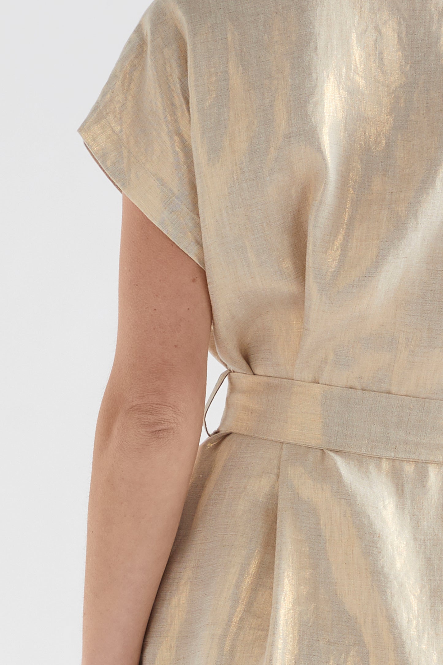 Metalen Gold Linen Shirt Dress Model Fabric detail | GOLD LINEN