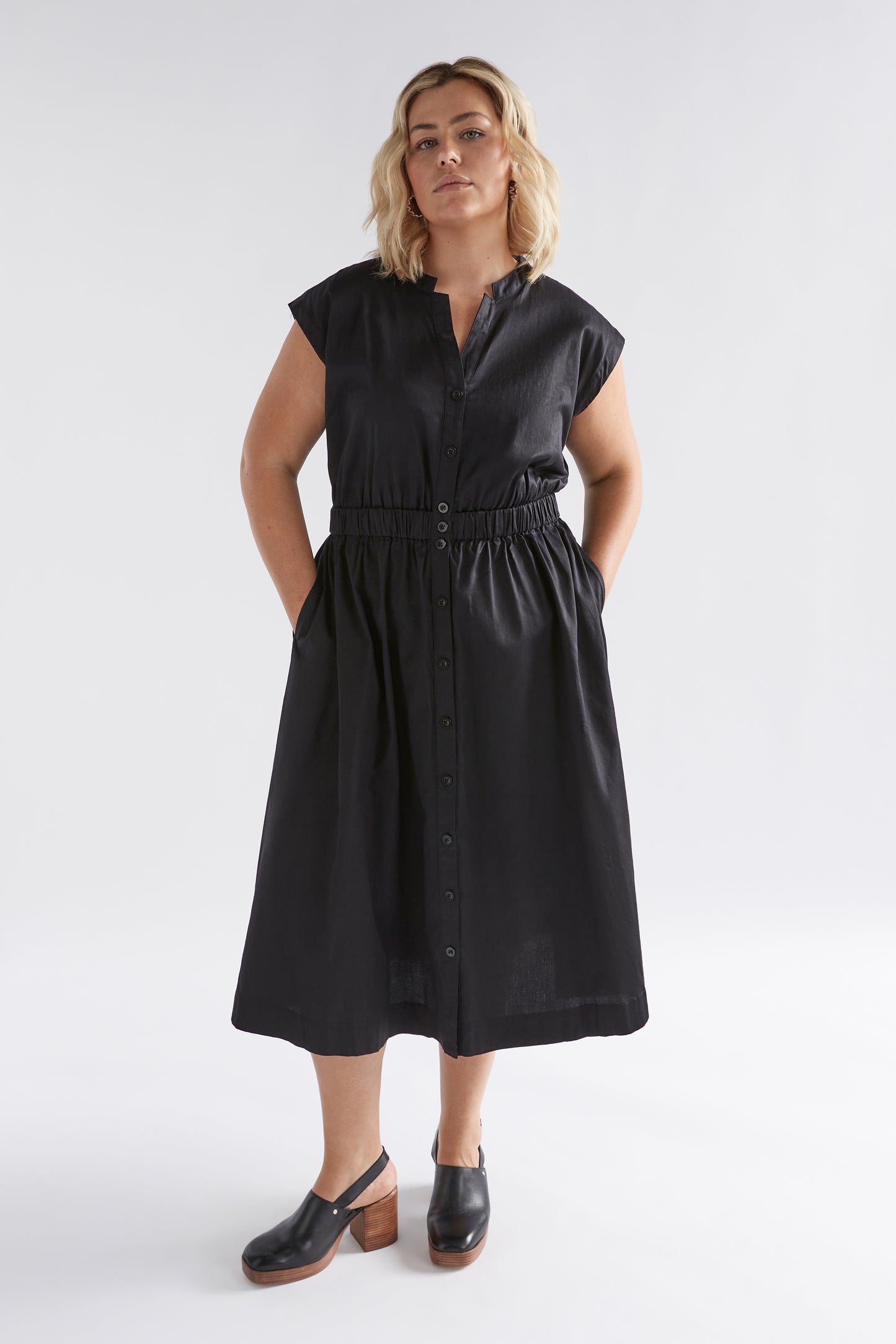 Suora Elastic Waist Cotton Midi Shirt Dress Model Front Curve | BLACK