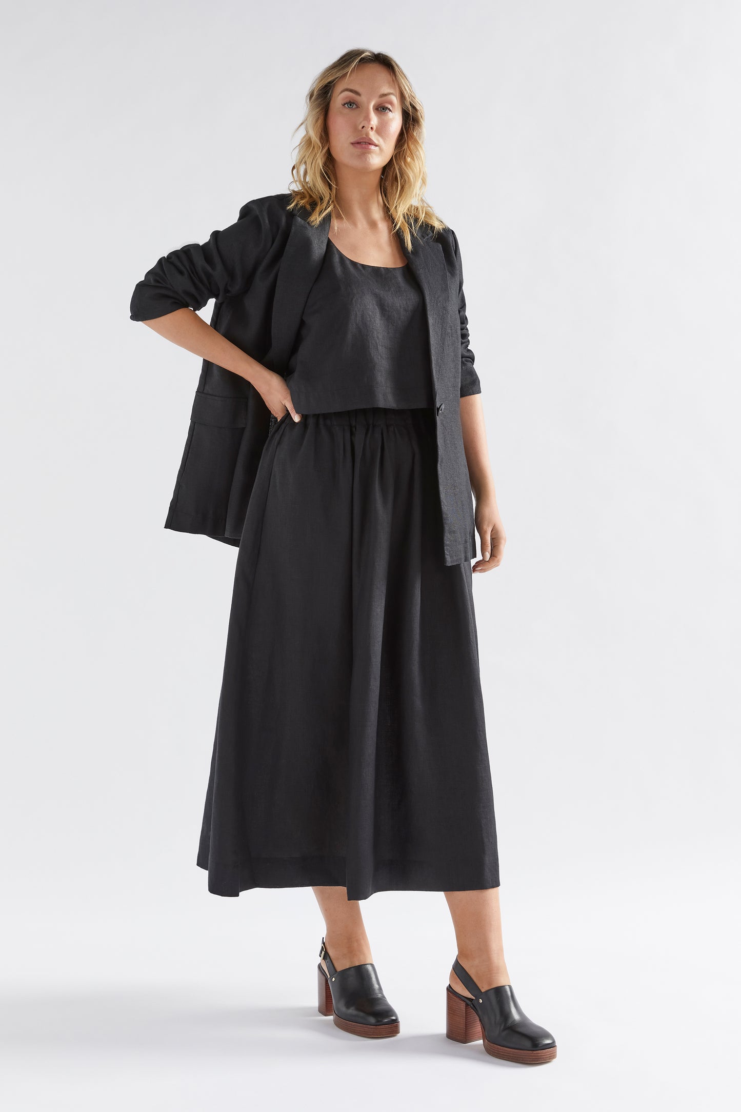 Elev Mid Length Gathered Elastic Waist Linen Skirt Model Front Curve | BLACK