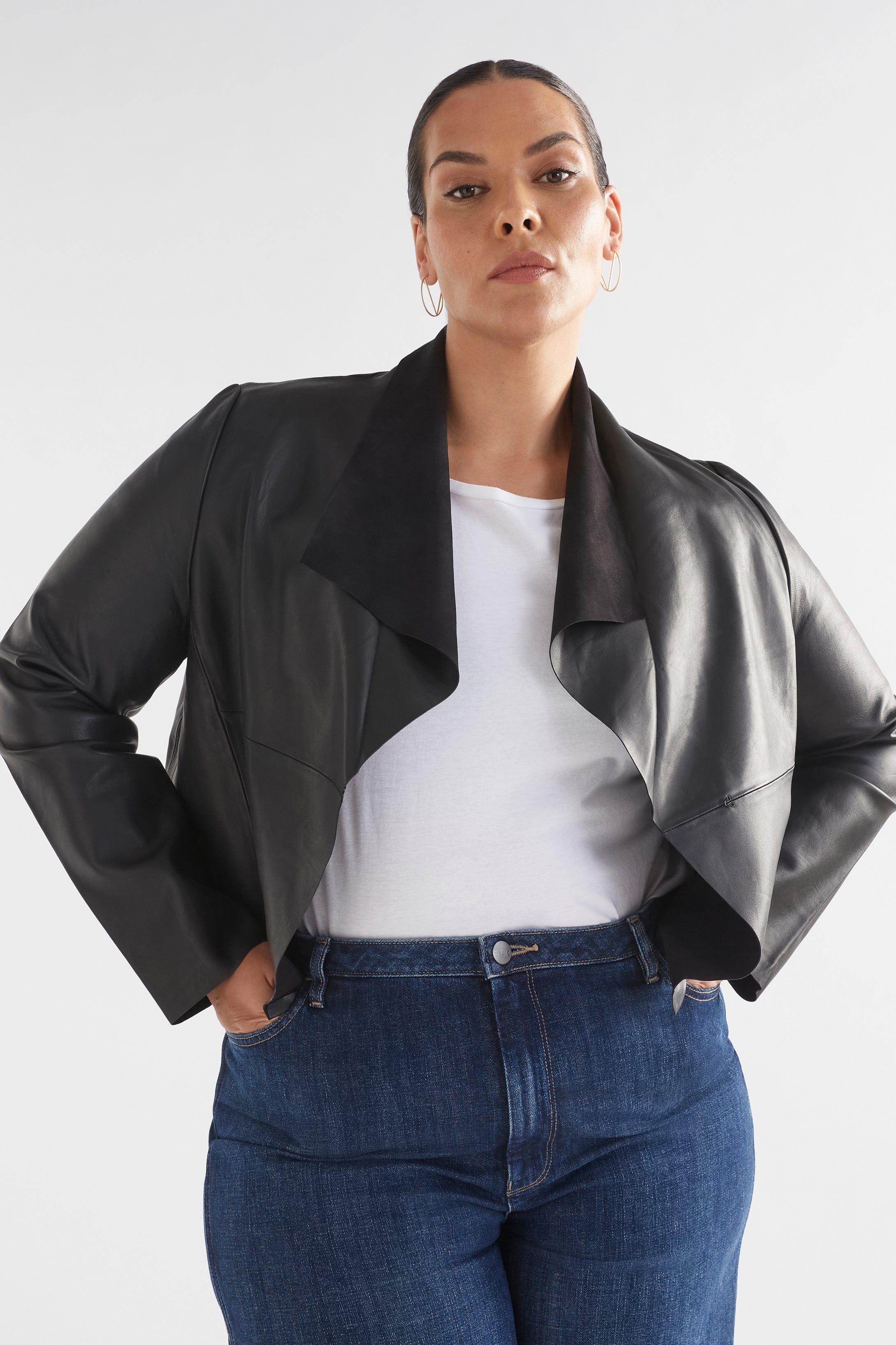 Fine Leather Lightweight Jacket Model Lauren Curve Front Black