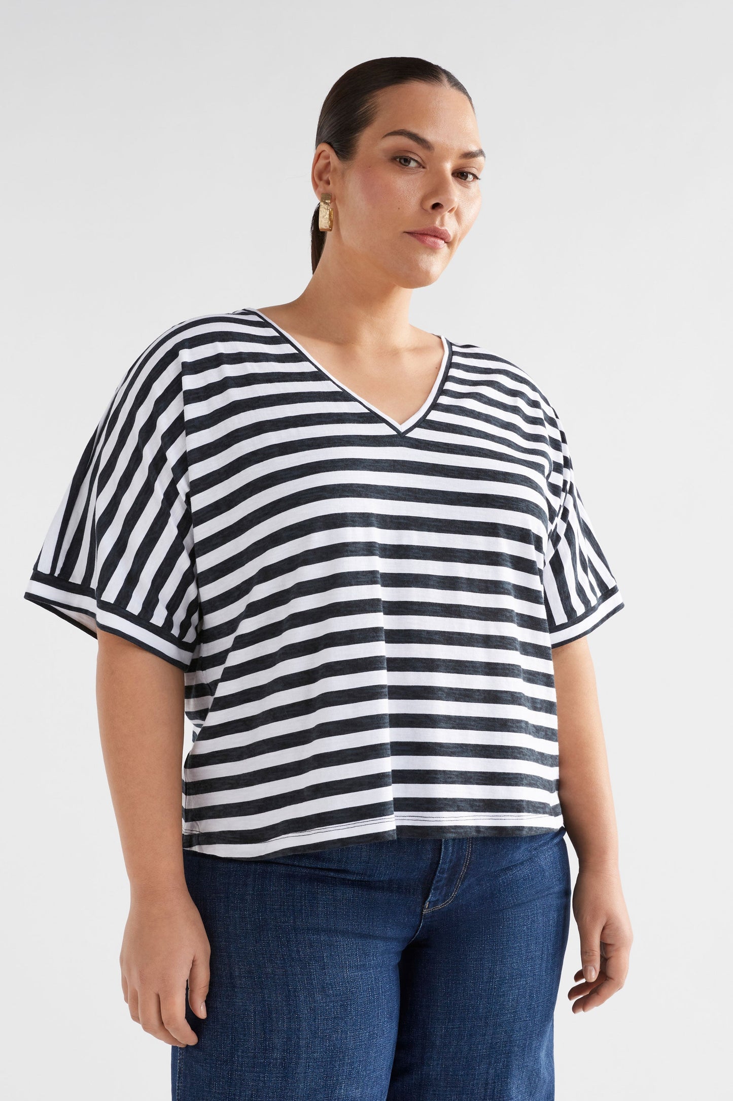 Seter Organic Cotton V-Neck Striped Jersey Tee Model Front Curve | BLACK WHITE