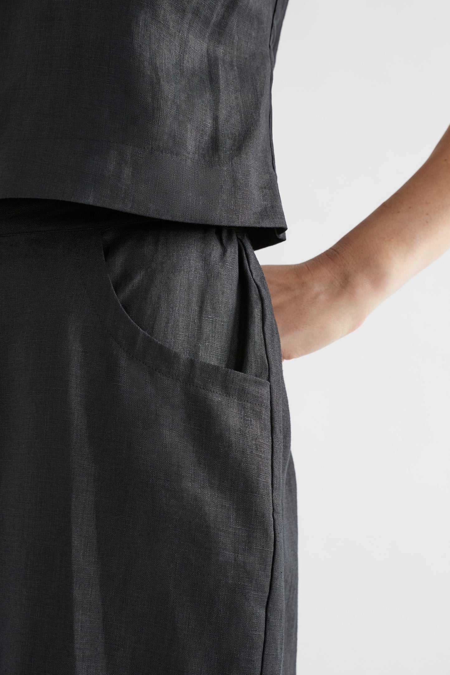 Strom Mid Length Linen Short Model detail | BLACK