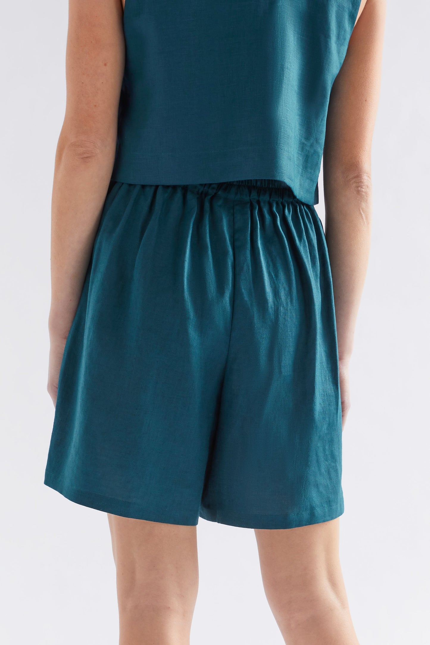 Strom Mid Length Linen Short Model Back | PEACOCK