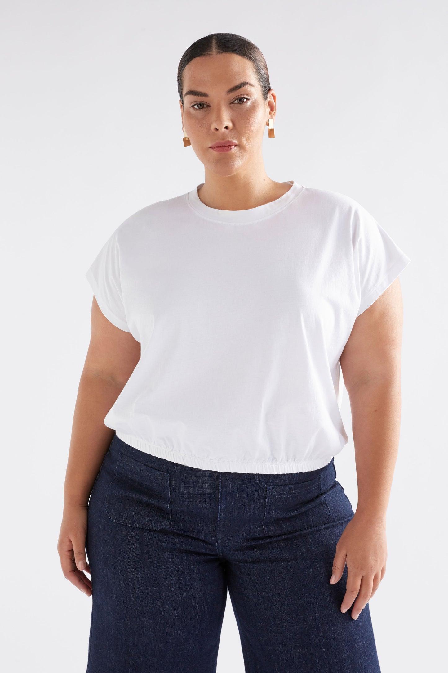 Kruise Organic Cotton Jersey Cropped Elastic Hem Semi Cropped Tee Model Front CURVE | WHITE